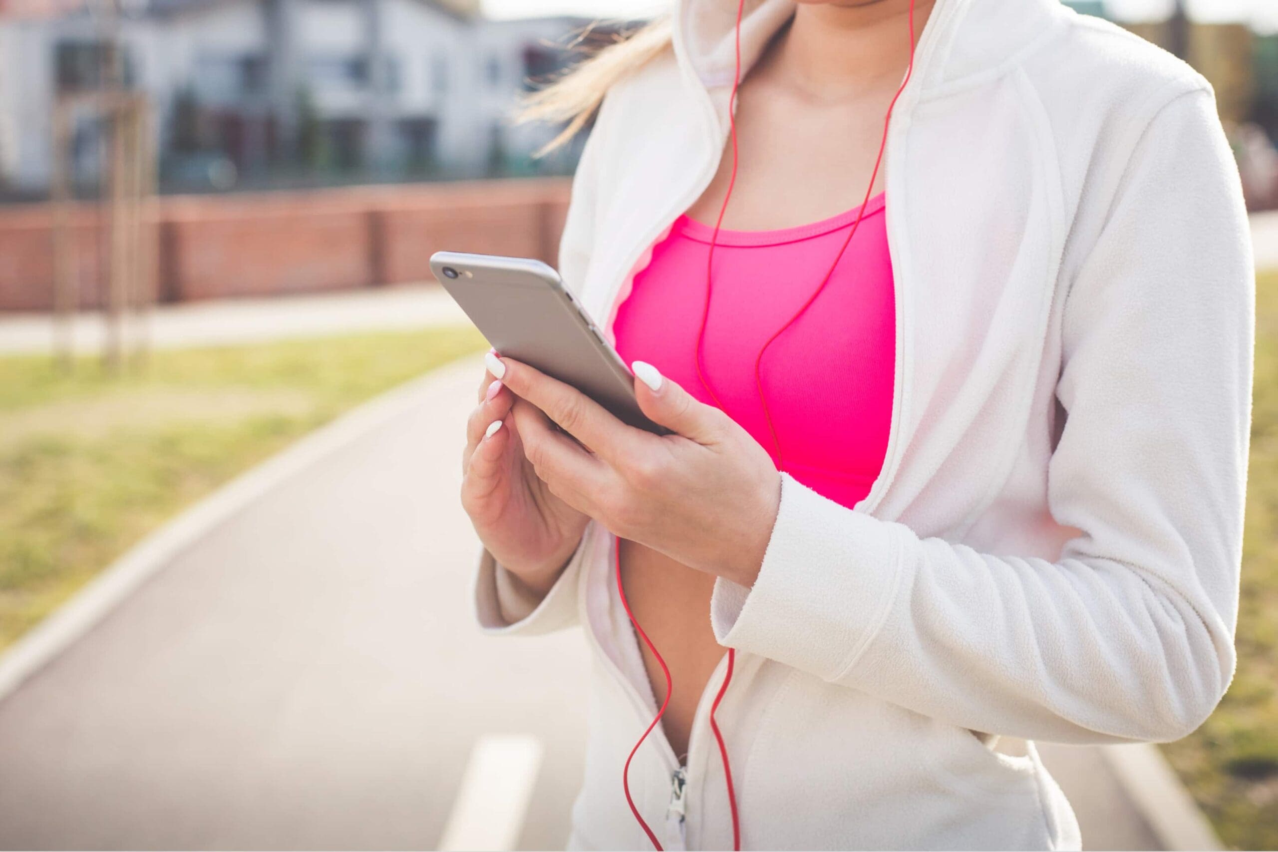 using-digital-platforms-to-enhance-your-fitness-habits-tips-from-holly-roser-fitness